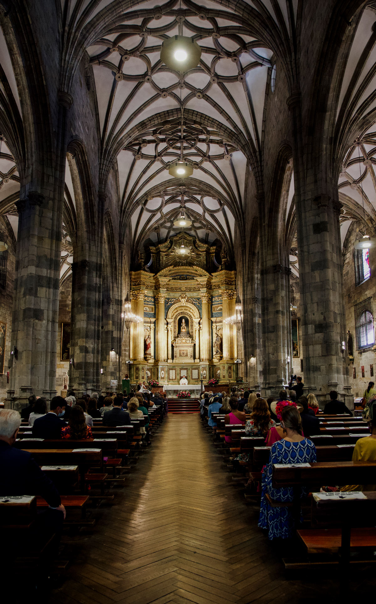 Interior de la Basílica de Begoña en Bilbao durante una boda, fotografía de ceremonia