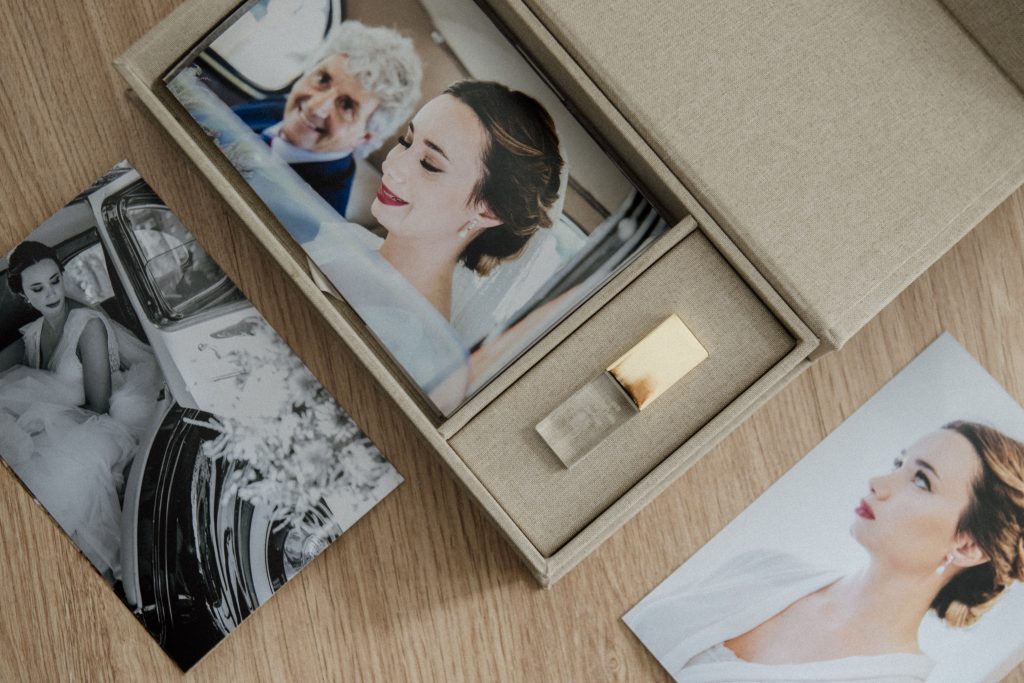 Packaging de North Producciones con fotos de boda impresas y memoria USB.