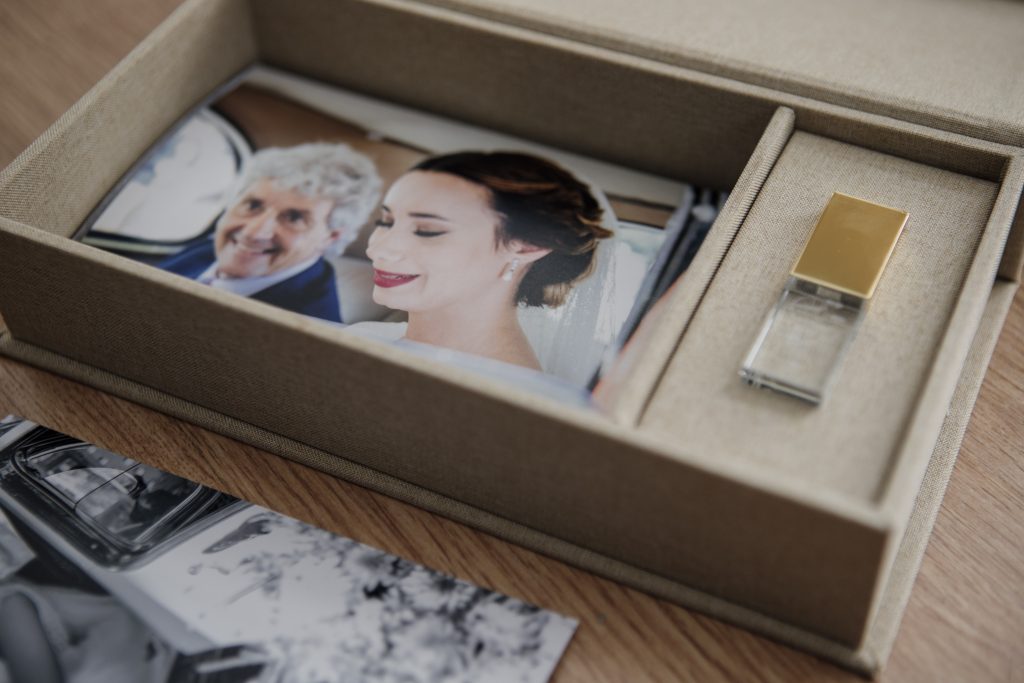 Packaging de North Producciones con fotos de boda impresas y USB de entrega.