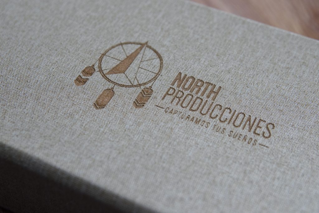 Packaging profesional con el logo grabado de North Producciones para reportajes de boda.
