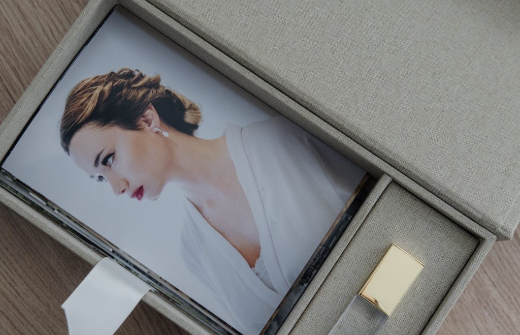 Packaging elegante de North Producciones con retrato de novia impreso y USB dorado incluido.