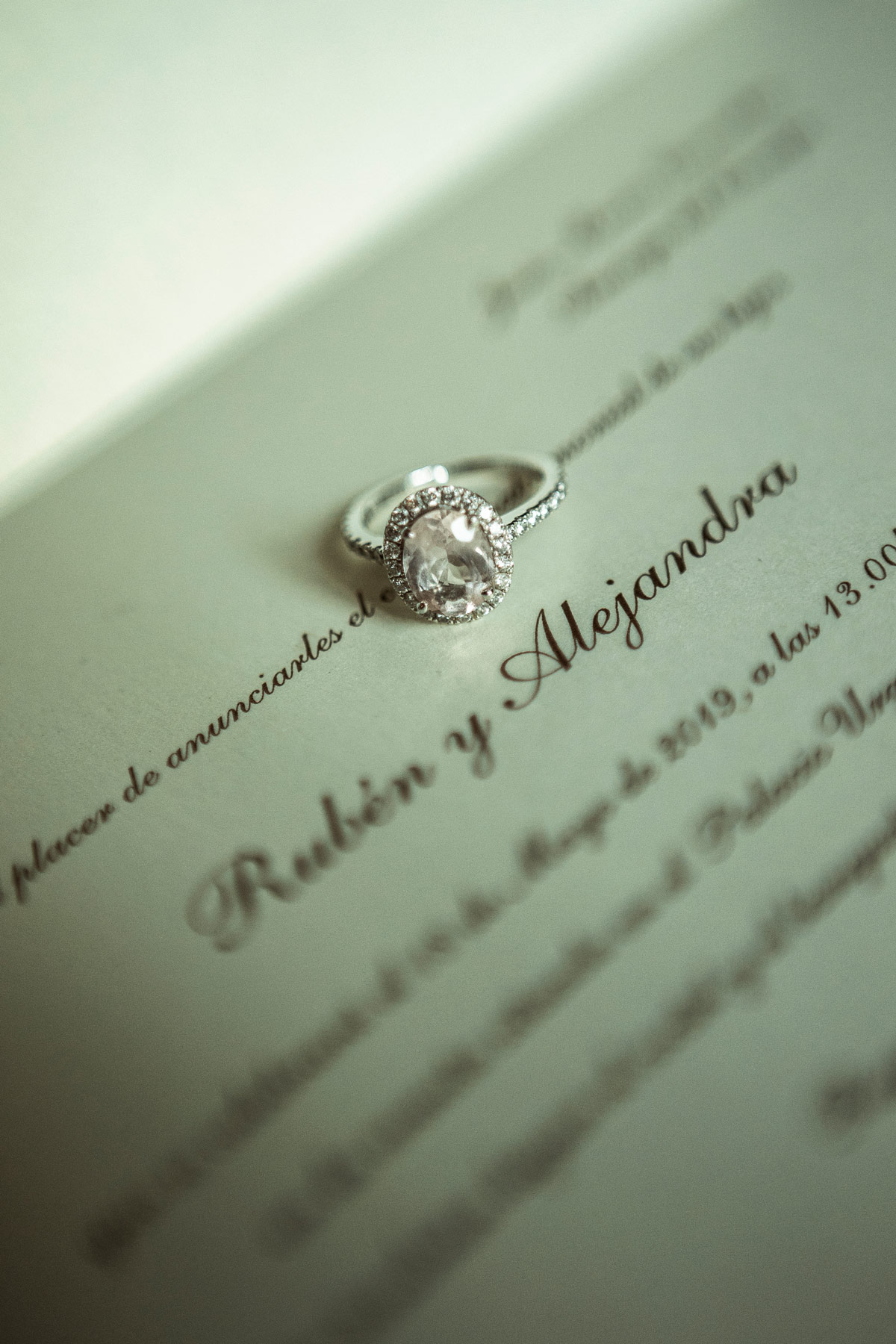 "Anillo de compromiso sobre invitación de boda, fotografía de boda en Bizkaia."