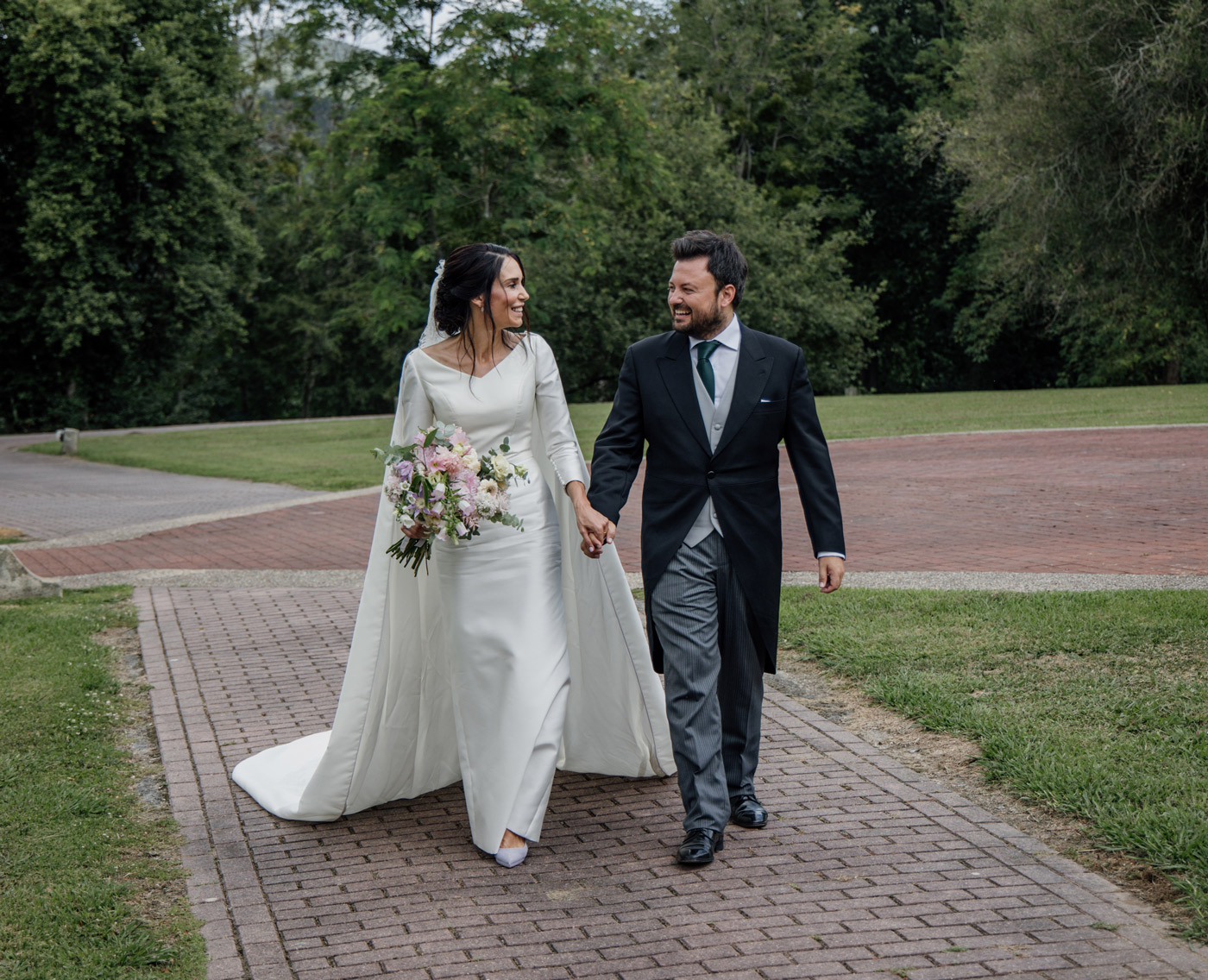 Pareja de boda posando frente a un castillo histórico en Bizkaia durante su reportaje de boda.
