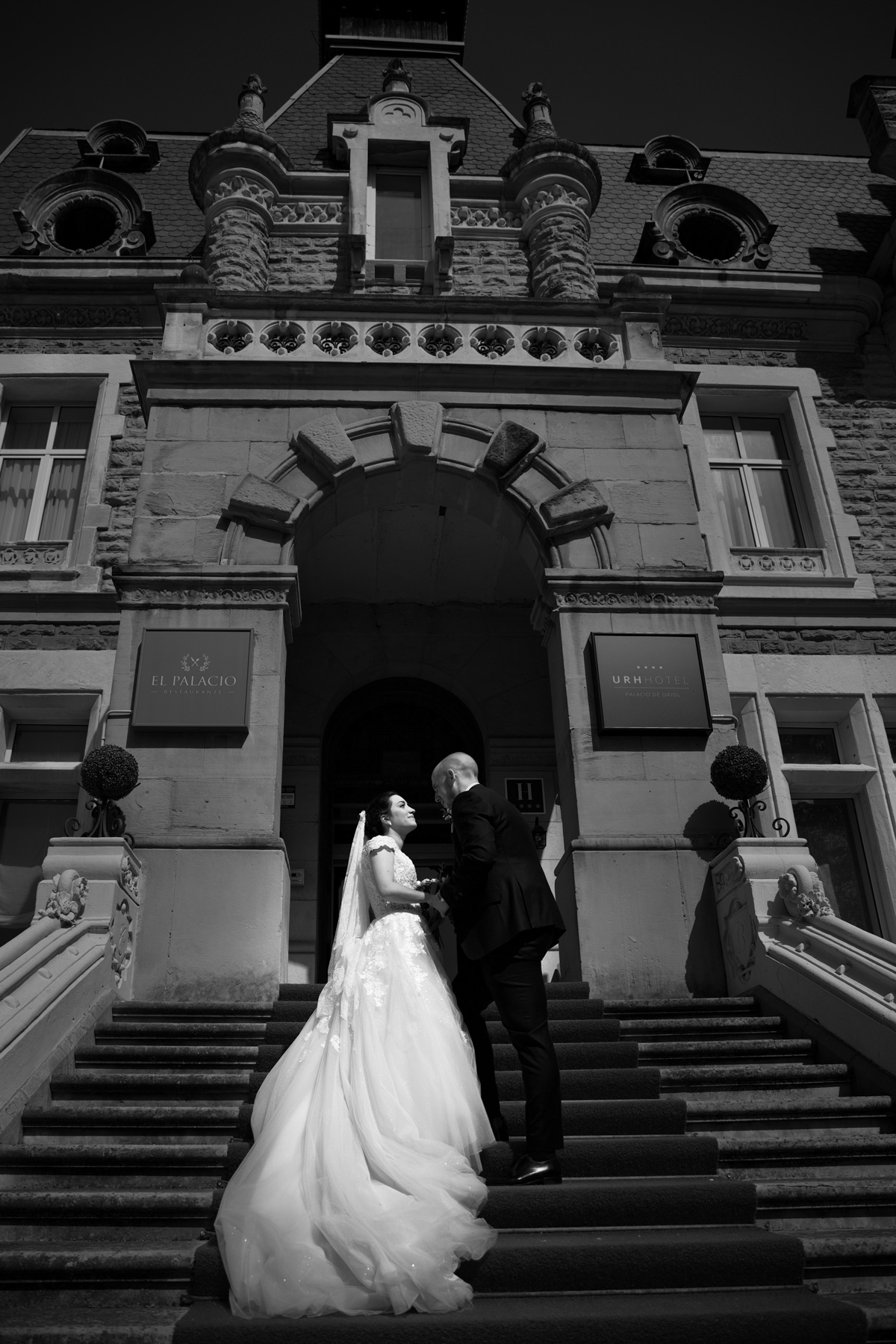 Pareja de novios en la entrada del Palacio de Urgoiti durante una sesión de boda en Bilbao