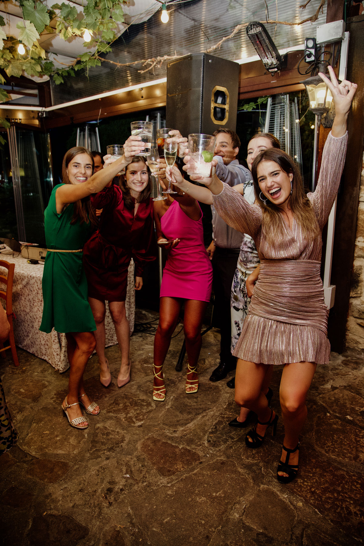 Invitados brindando y celebrando durante una boda en un espacio interior en Bilbao.