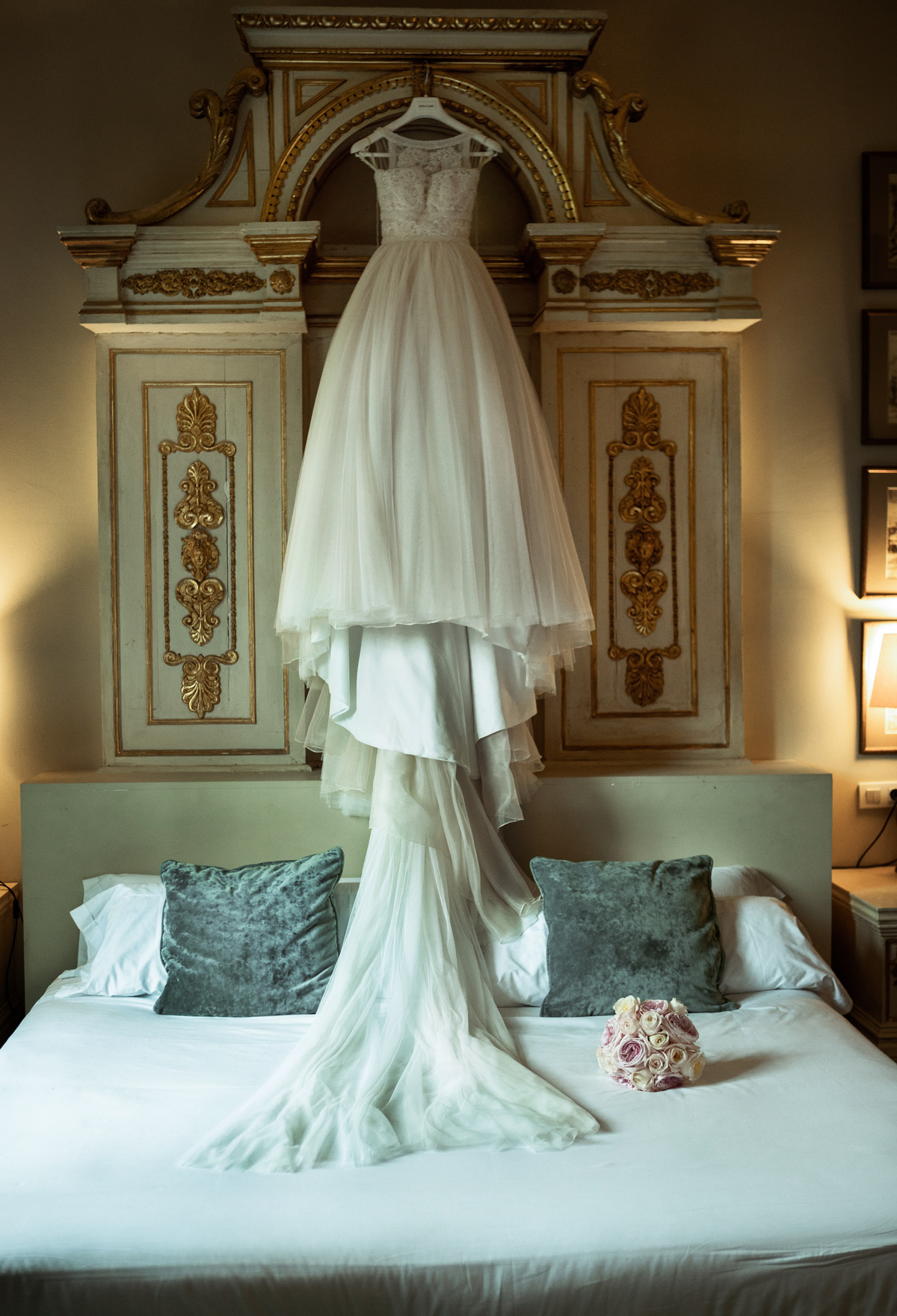 "Vestido de novia colgado en una habitación elegante antes de la boda, totografia de boda er Oviedo."