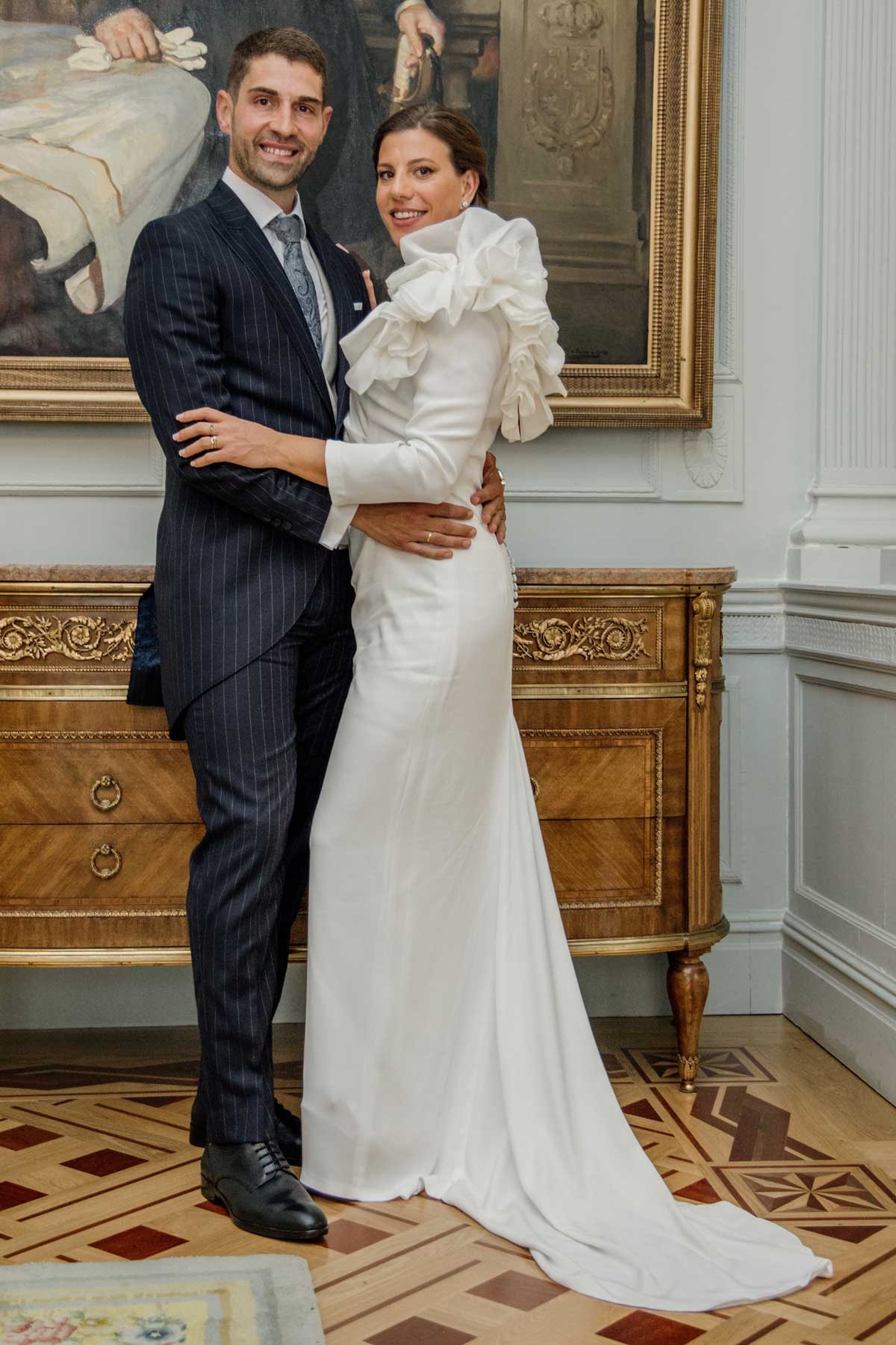 Novios posando juntos en un salón clásico durante su boda en Santander, con un estilo elegante y natural.