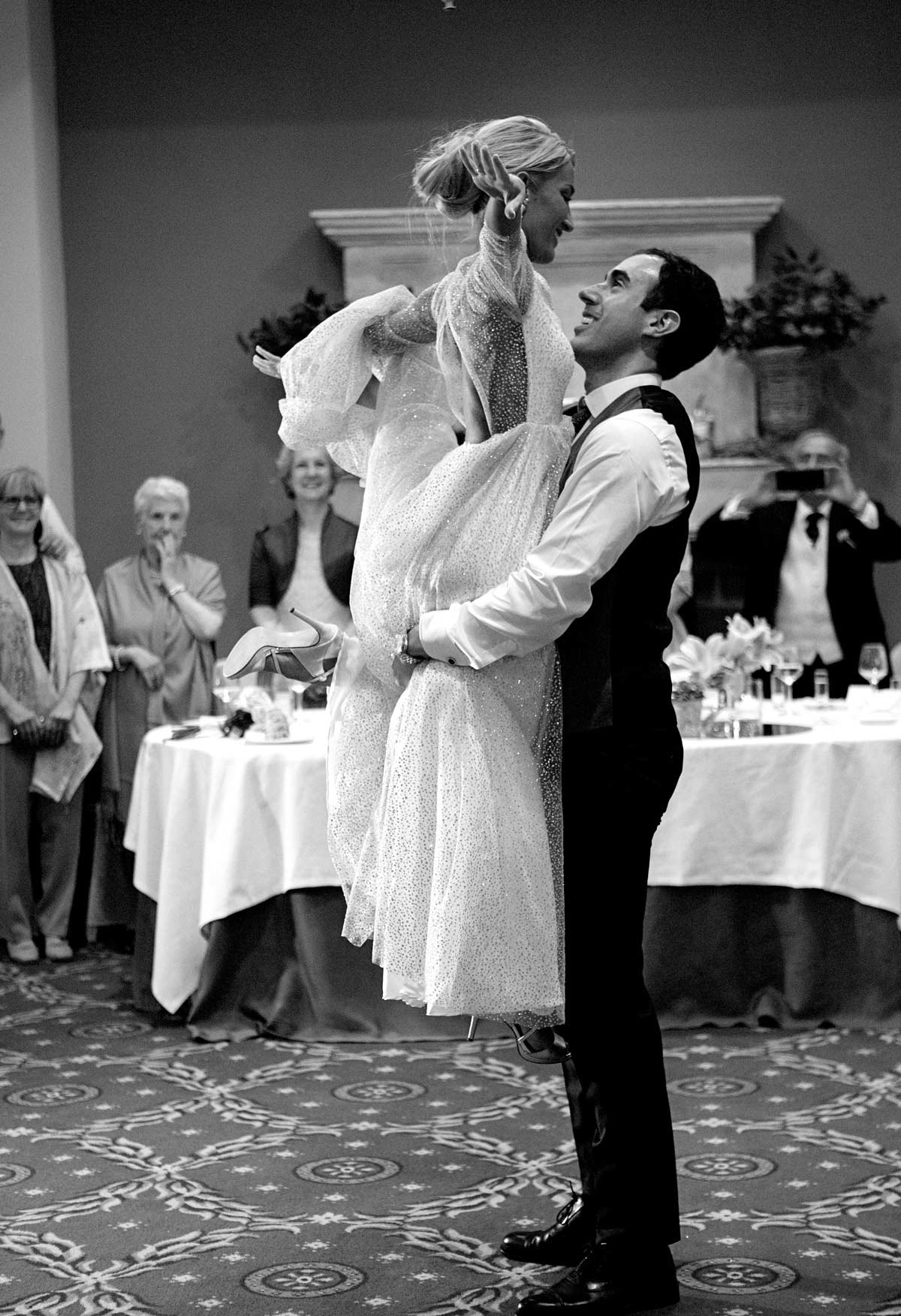 Momento emotivo de los novios bailando rodeados de invitados en una boda en Bilbao.