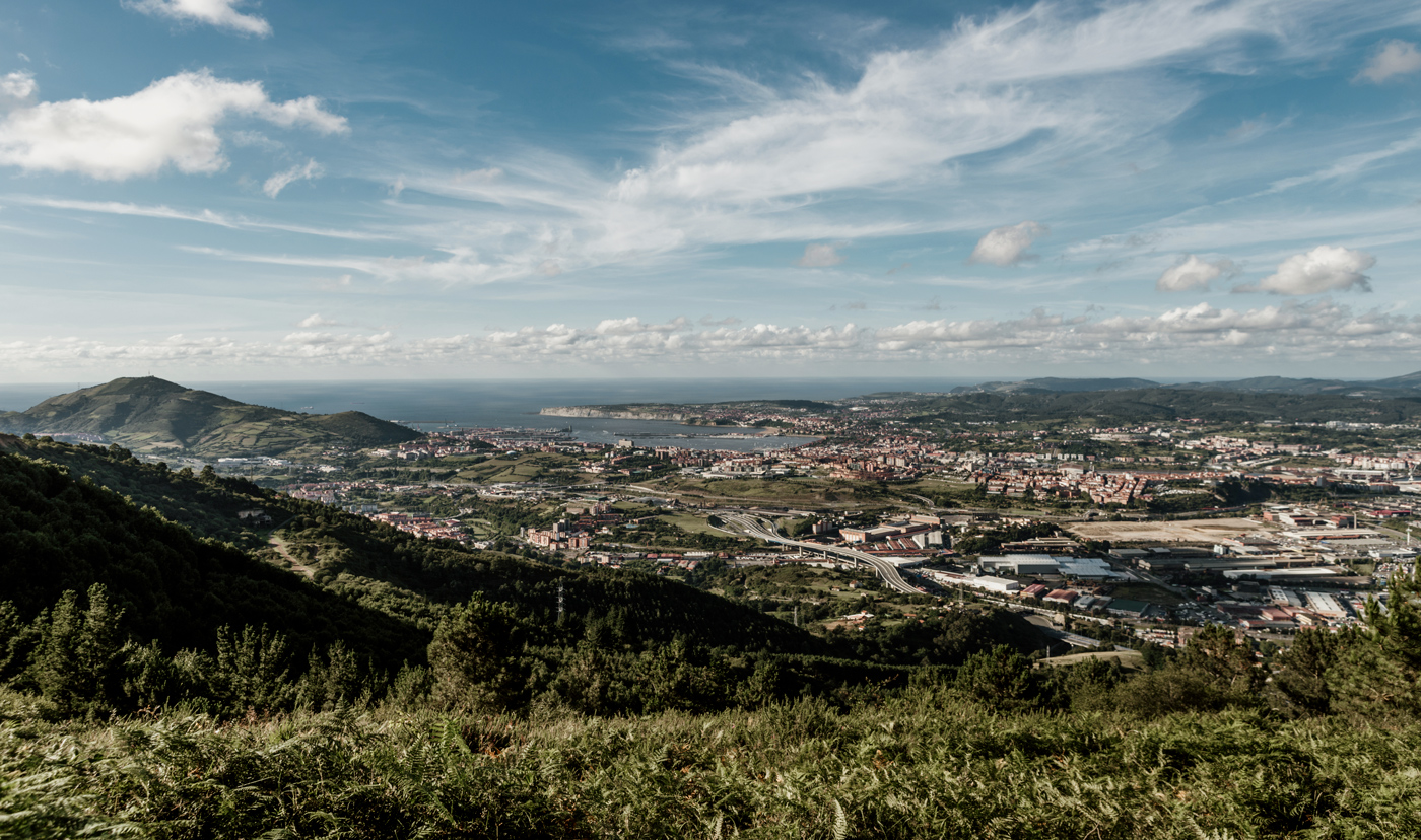 Vista panorámica de Bilbao y su entorno desde la montaña, utilizada en reportajes de boda y preboda en Bizkaia.