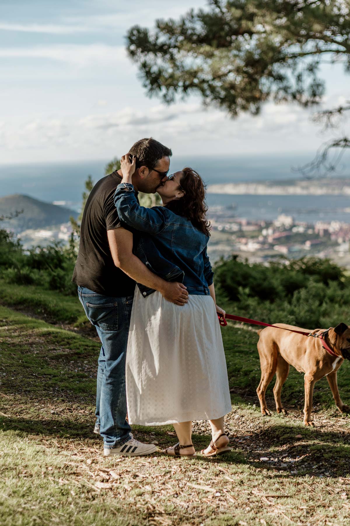 Sesión preboda en Bilbao con pareja besandose y vistas panorámicas de la ciudad.