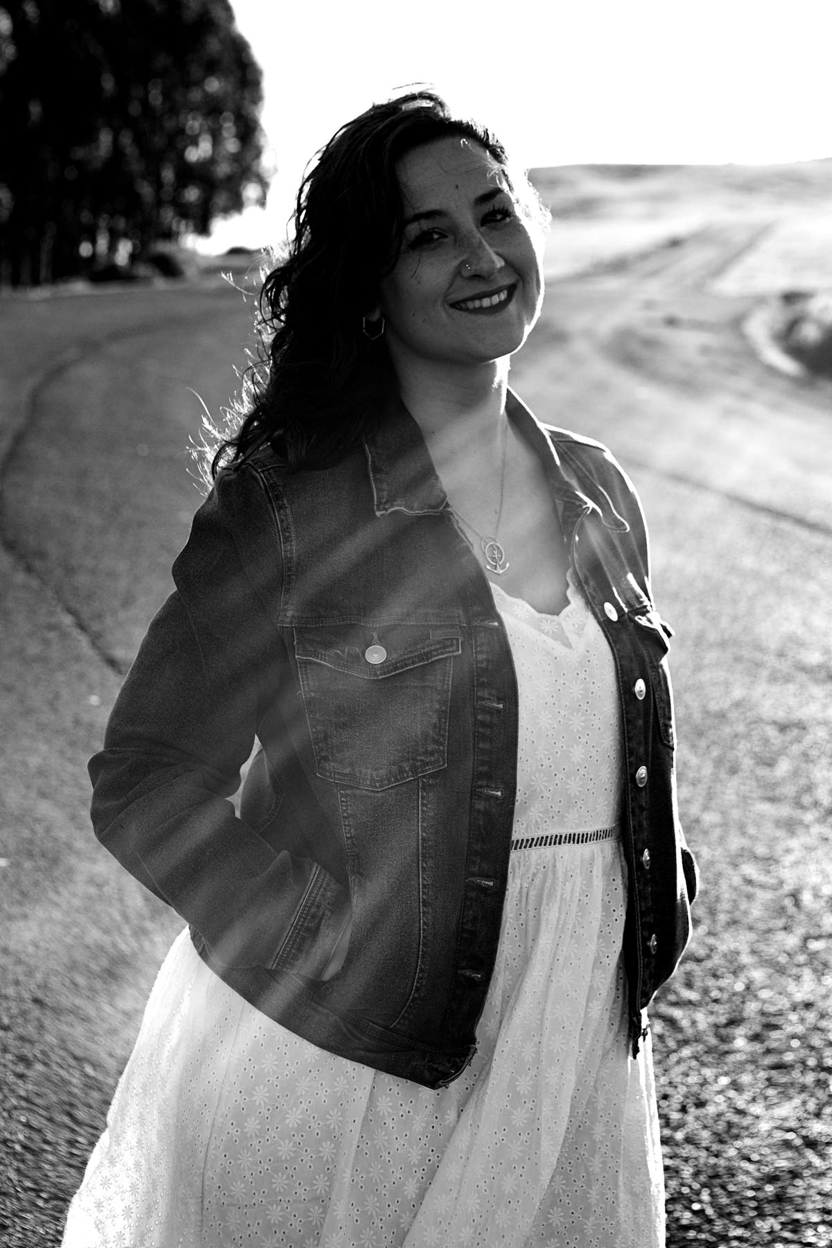 Retrato en blanco y negro de una mujer sonriendo durante una sesión preboda en Santander.