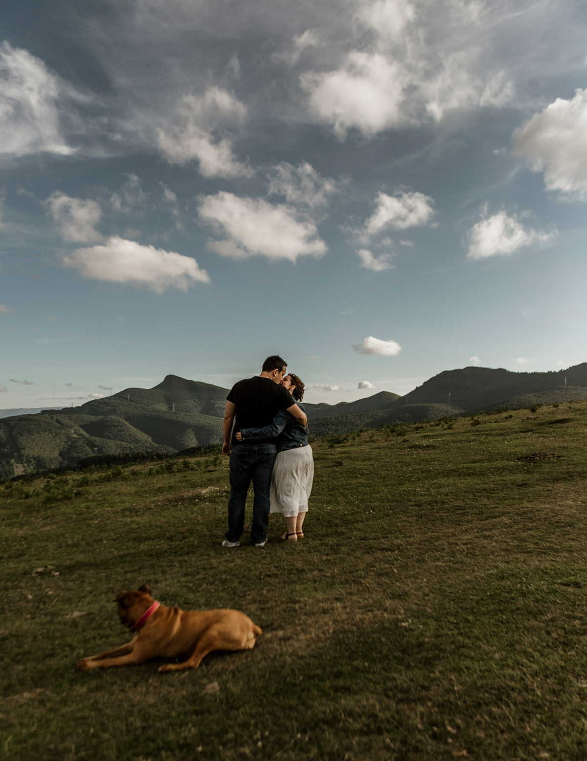 Sesión preboda en Santander con pareja y perro en un entorno natural.