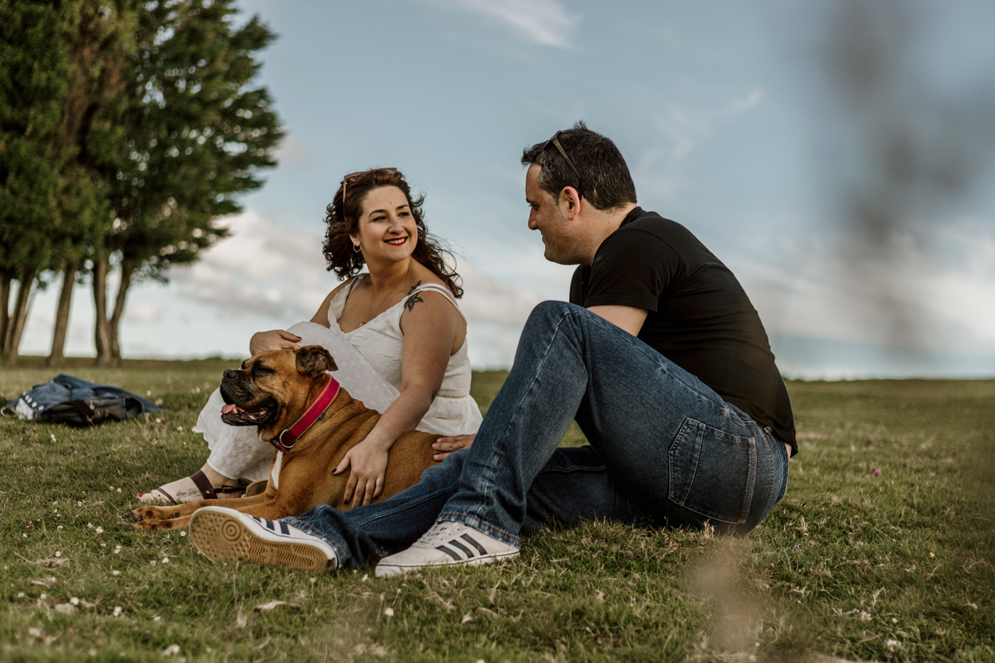 Sesión preboda en Vitoria con pareja y perro en un entorno natural.