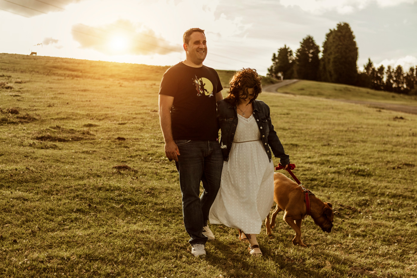 Sesión preboda en Zarautz al atardecer con pareja y perro en un entorno natural.
