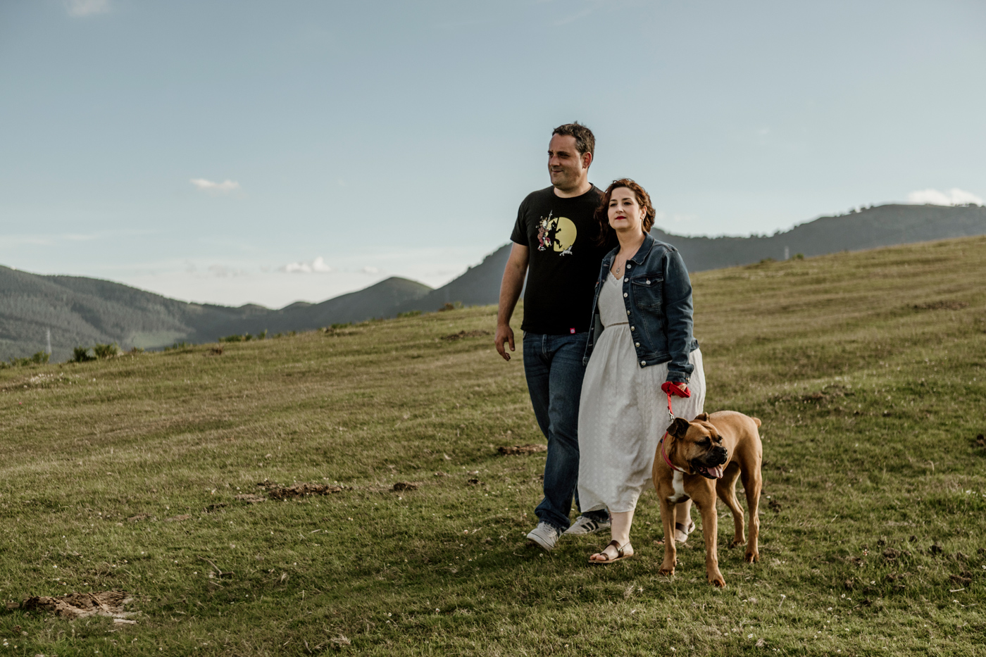 Sesión de preboda en la naturaleza con pareja y perro en Bizkaia.
