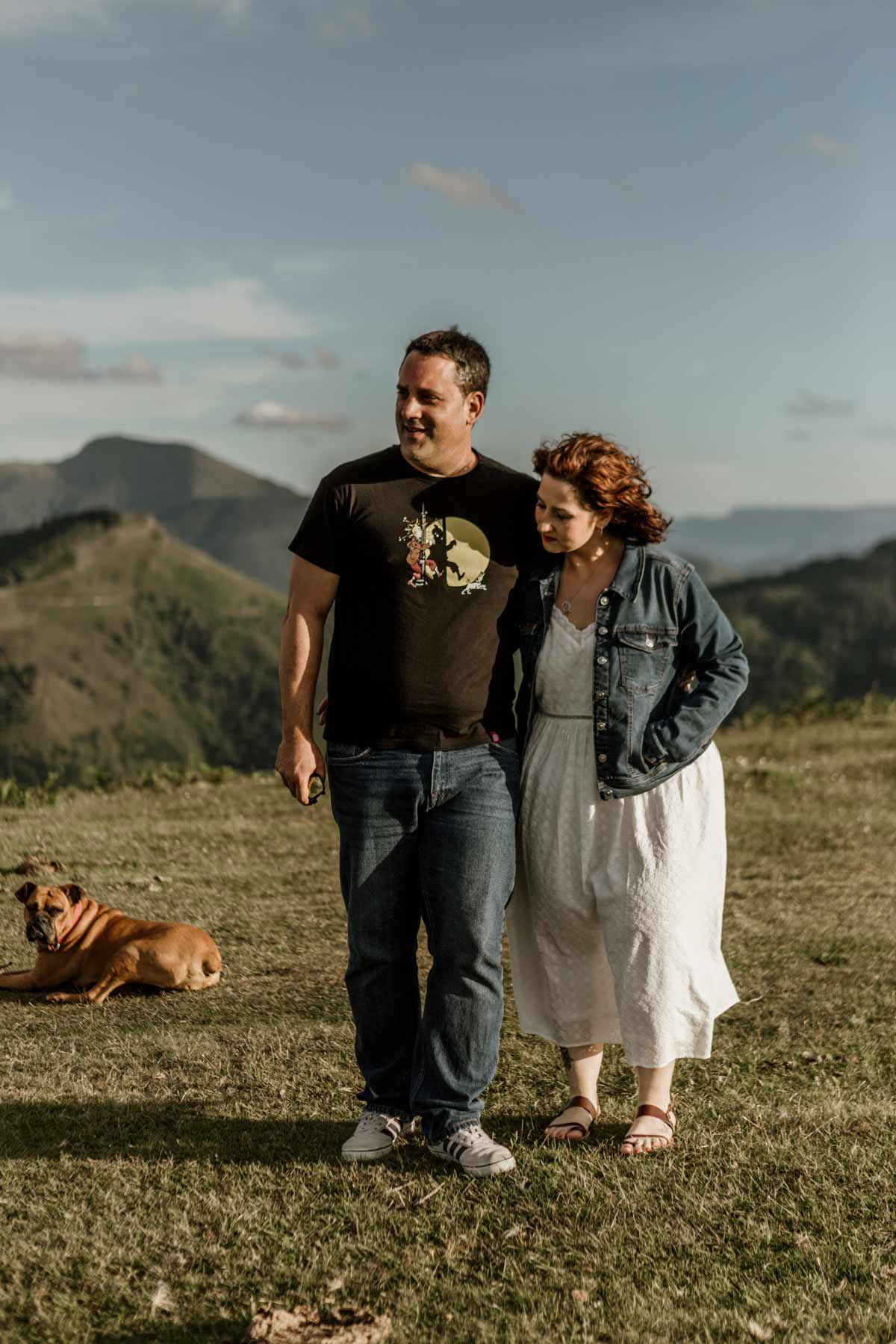 Pareja paseando por un paisaje natural en una sesión de preboda en Bizkaia.