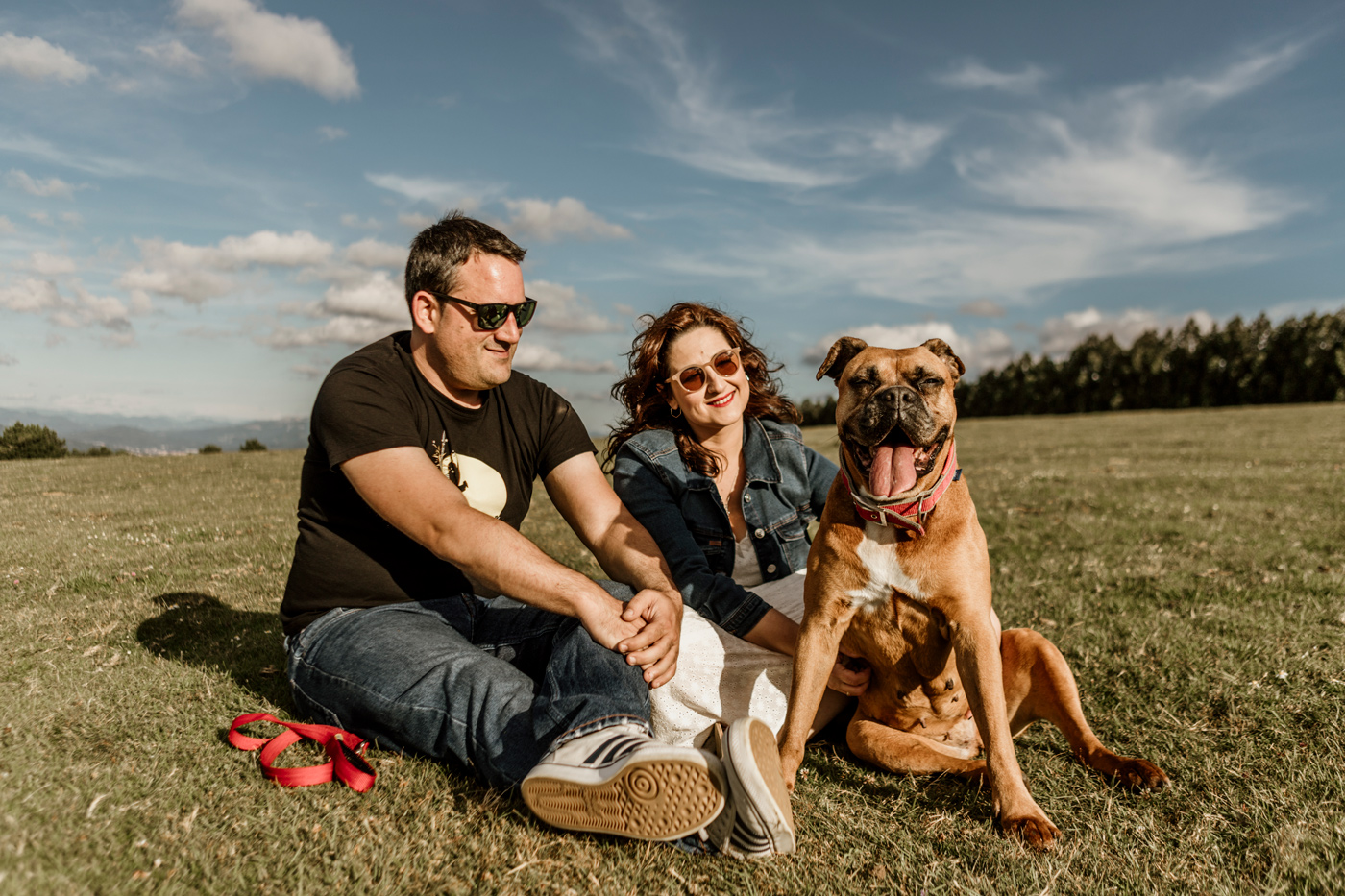 Pareja con su perro en una sesión de preboda al aire libre en Bizkaia.