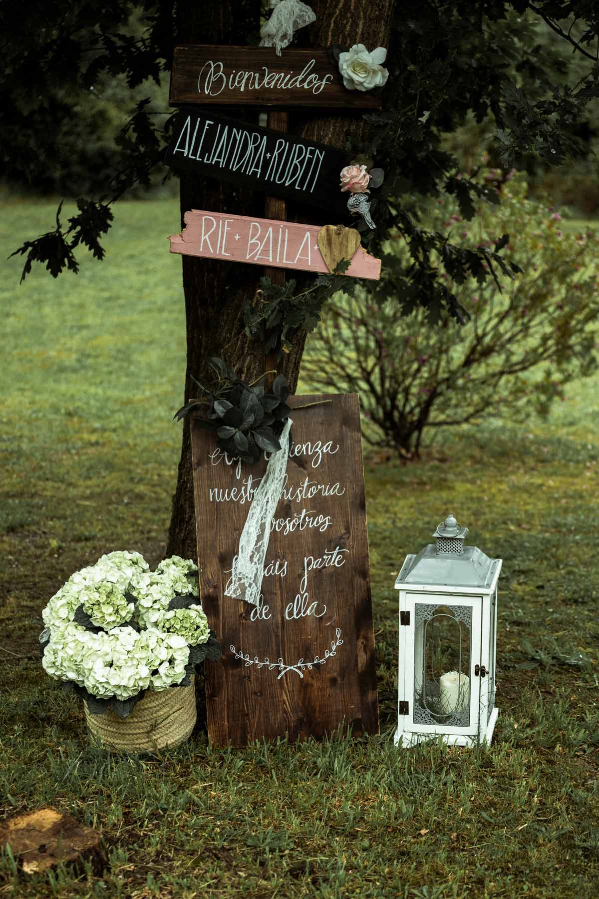 Elementos decorativos nupciales en exterior, capturados durante una boda en Bizkaia.