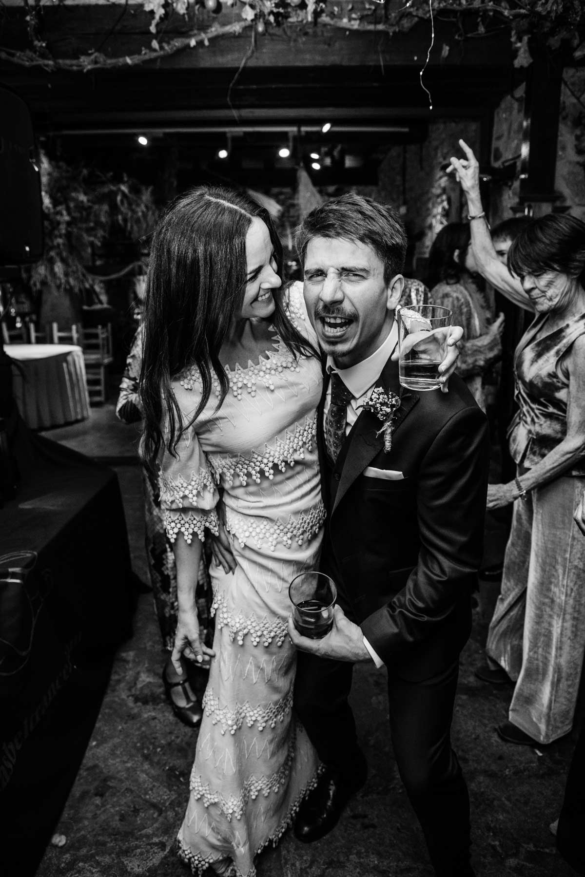 Escena alegre de los novios bailando y celebrando en una boda en Cantabria.