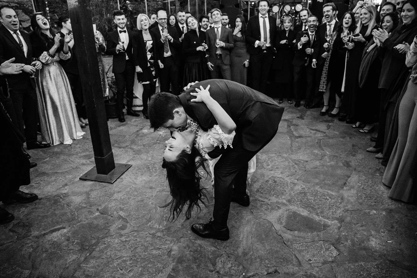 Momento del primer baile capturado en una boda en Gipuzkoa, rodeado de familia e invitados.
