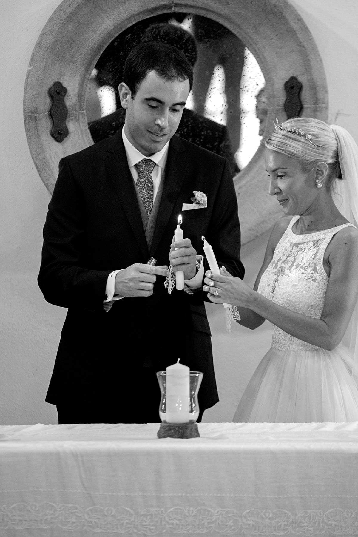Escena de boda en Santander donde la pareja participa en un rito durante la ceremonia.