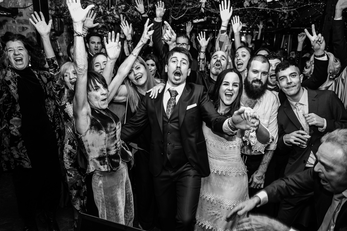 Grupo de invitados disfrutando del baile en una boda en Santander, parte de un reportaje nupcial.