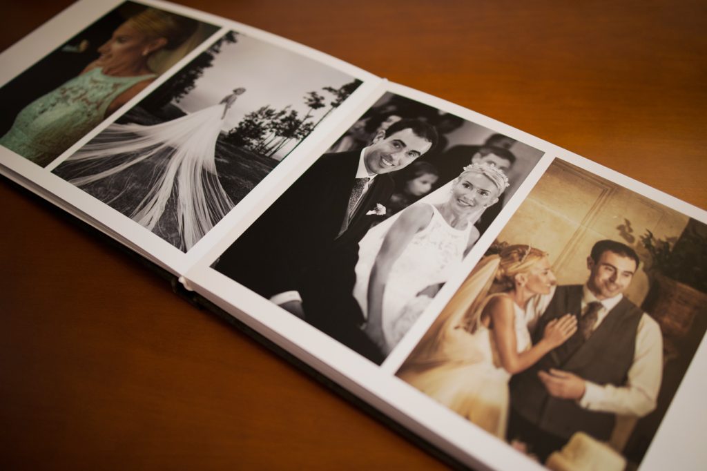 Album nupcial abierto con imágenes profesionales, ofrecido por fotógrafo de bodas en Cantabria.