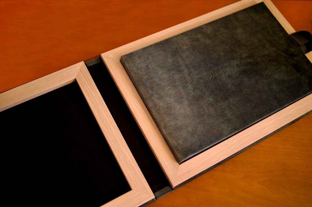 Album nupcial premium presentado en estuche de madera, disponible con los servicios de fotografia de bodas en Santander.