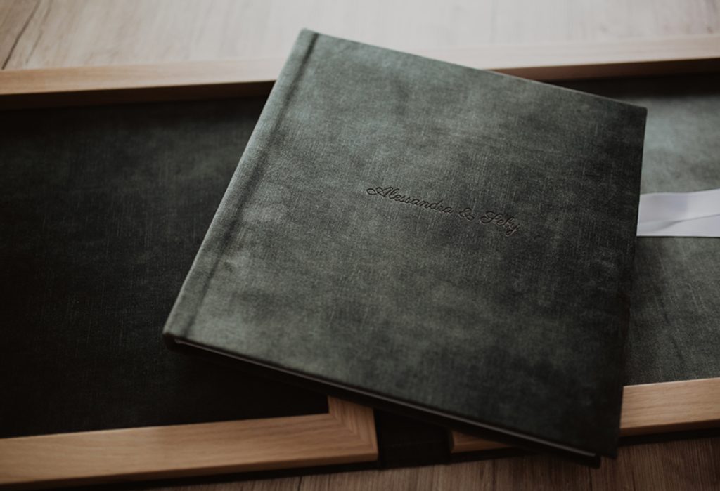 Álbum nupcial premium con acabado textil incluido en los servicios de fotografía de bodas en Gipuzkoa.
