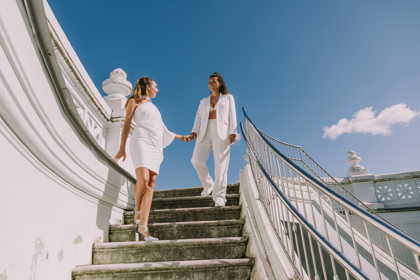 Pareja subiendo unas escaleras al aire libre durante su sesión nupcial, fotografía realizada por un fotógrafo de bodas en Bilbao y Bizkaia.