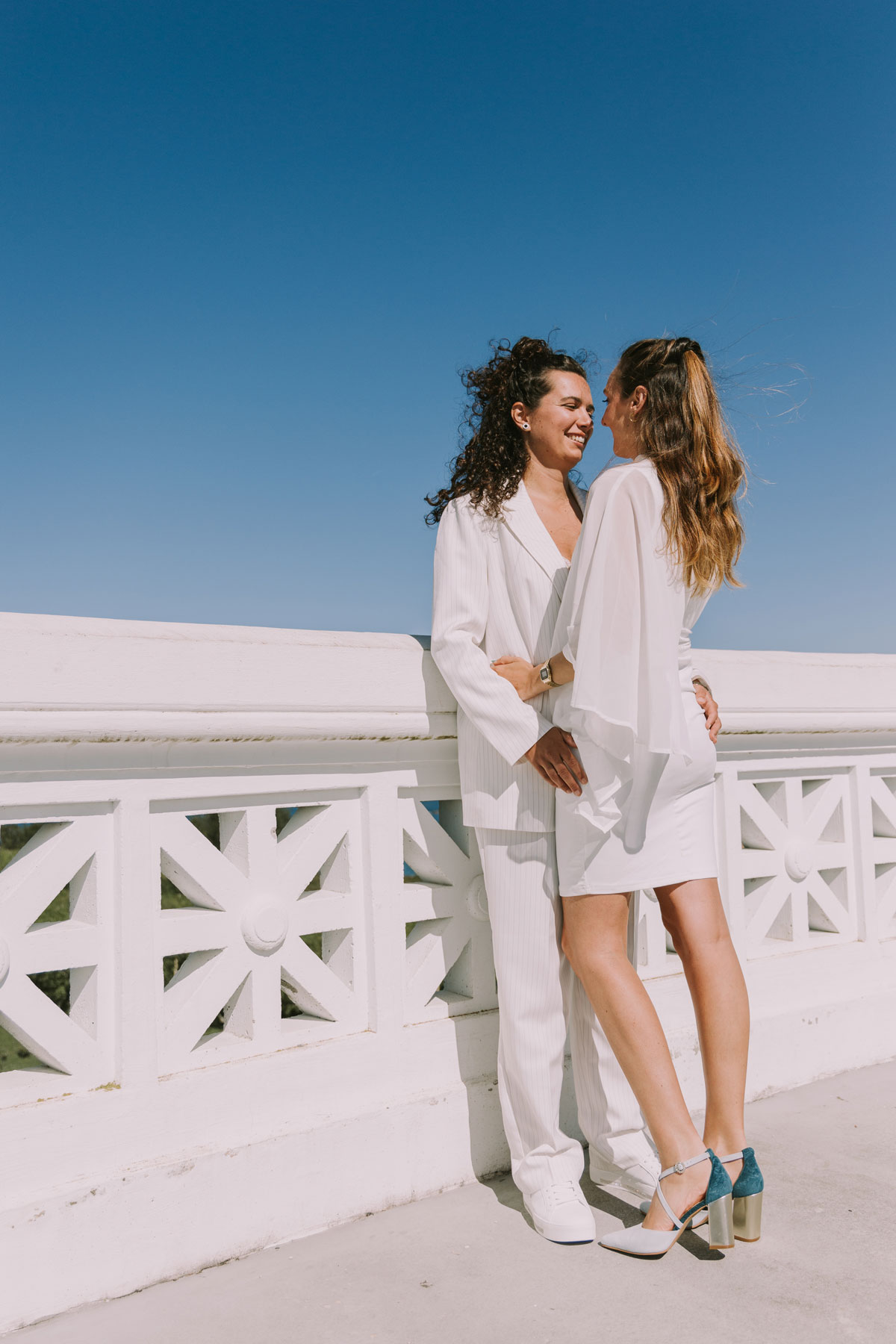 Pareja disfrutando de un momento romántico en una sesión preboda al aire libre, fotografía realizada por un fotógrafo de bodas en Bilbao y Bizkaia.