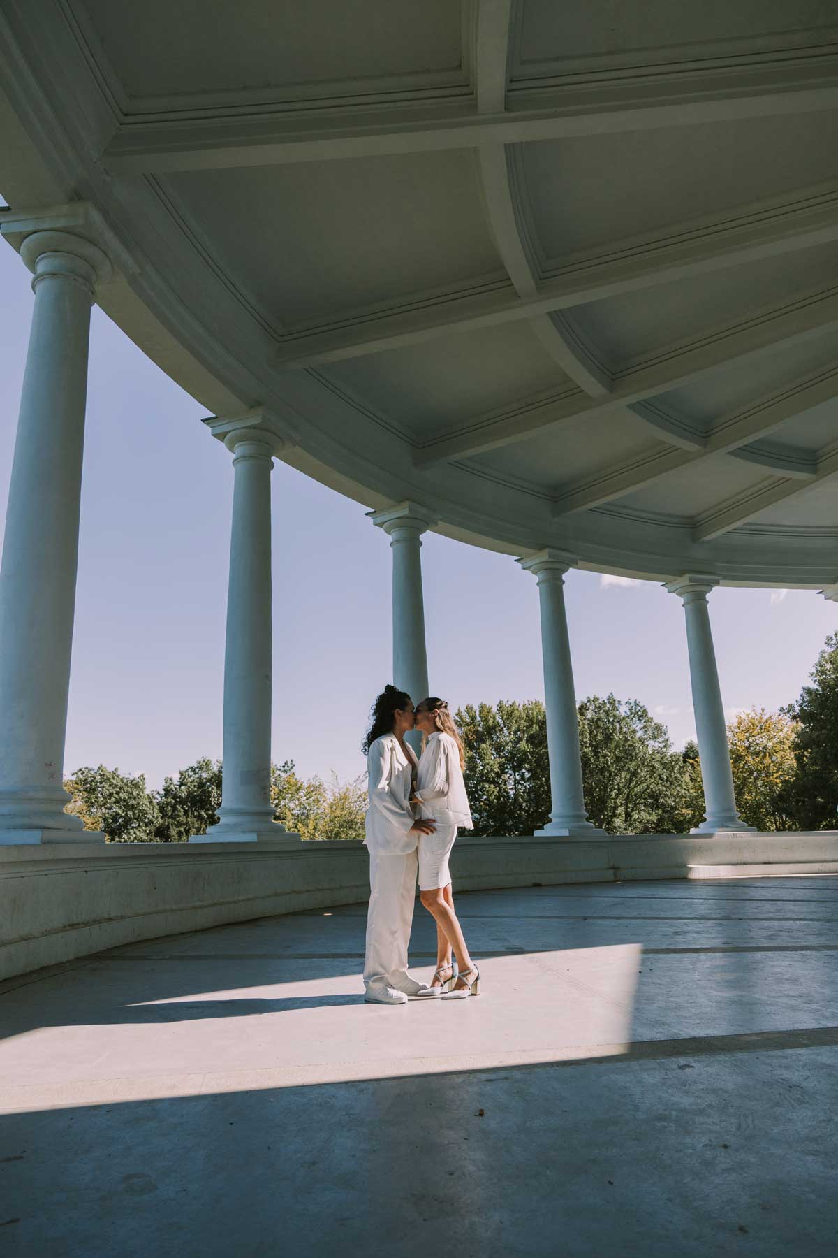Fotografía de boda en Zarautz con pareja posando en un espacio arquitectónico luminoso.