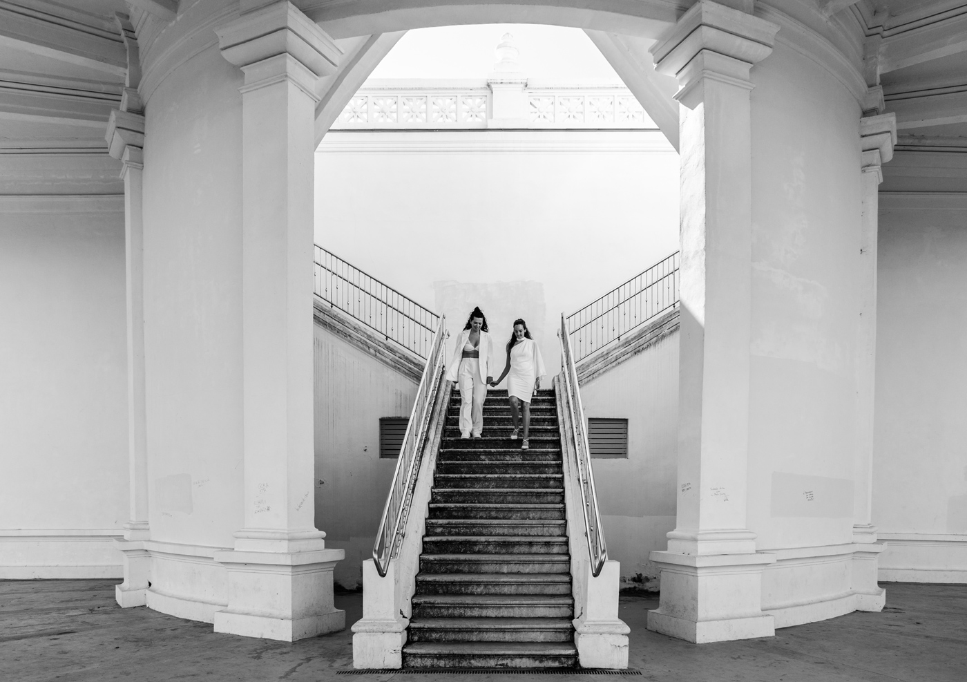 Pareja de novias descendiendo las escaleras del Torreón de Zarautz en una sesión de boda, fotografiadas por un fotógrafo de bodas en Bilbao y Bizkaia.
