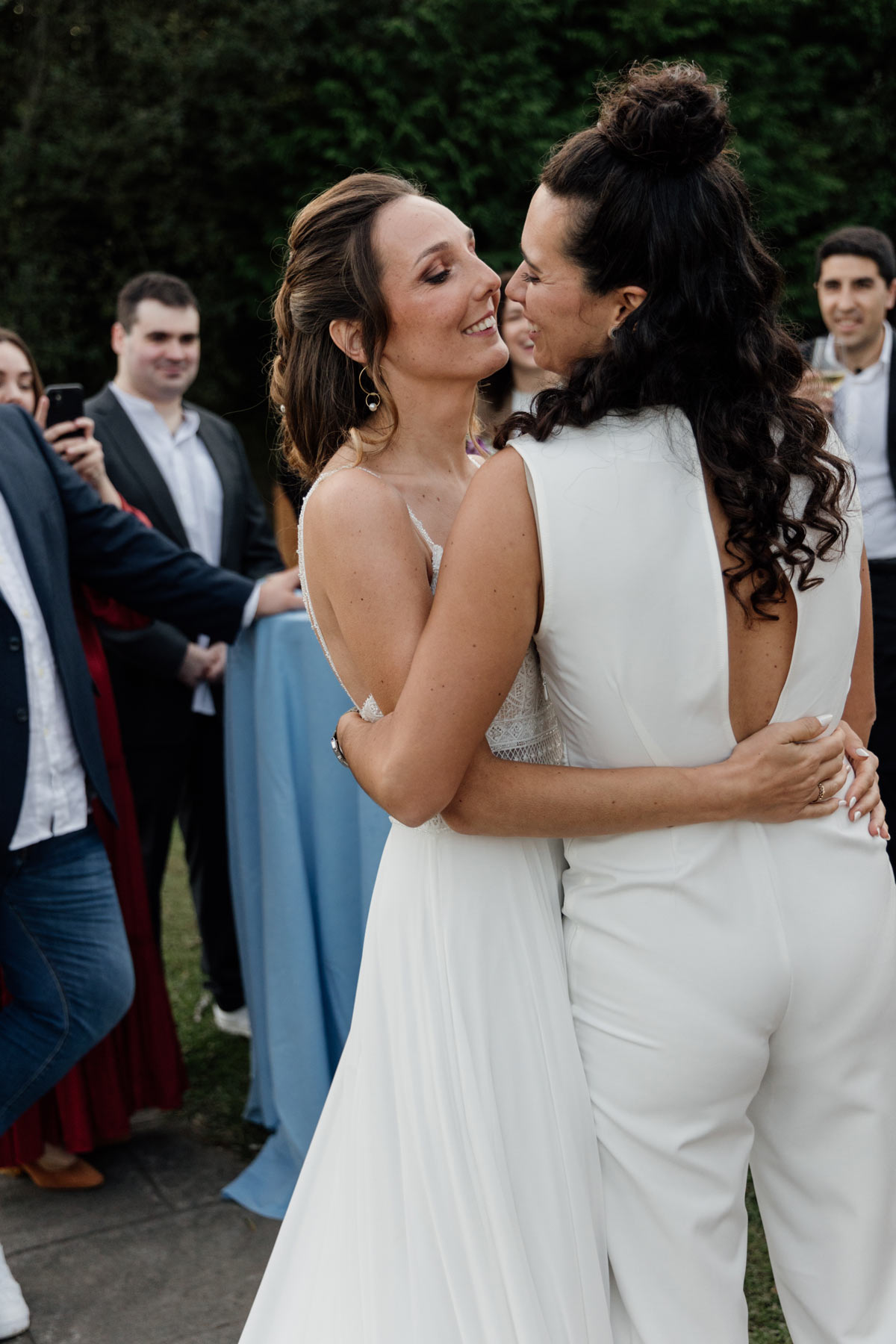 "Pareja abrazándose durante su boda en Álava, en un momento emotivo rodeadas de invitados."