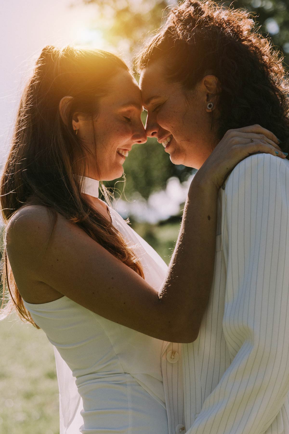 Pareja de novias abrazadas al atardecer durante su boda, fotografiadas por un fotógrafo de bodas en Bilbao y Bizkaia.