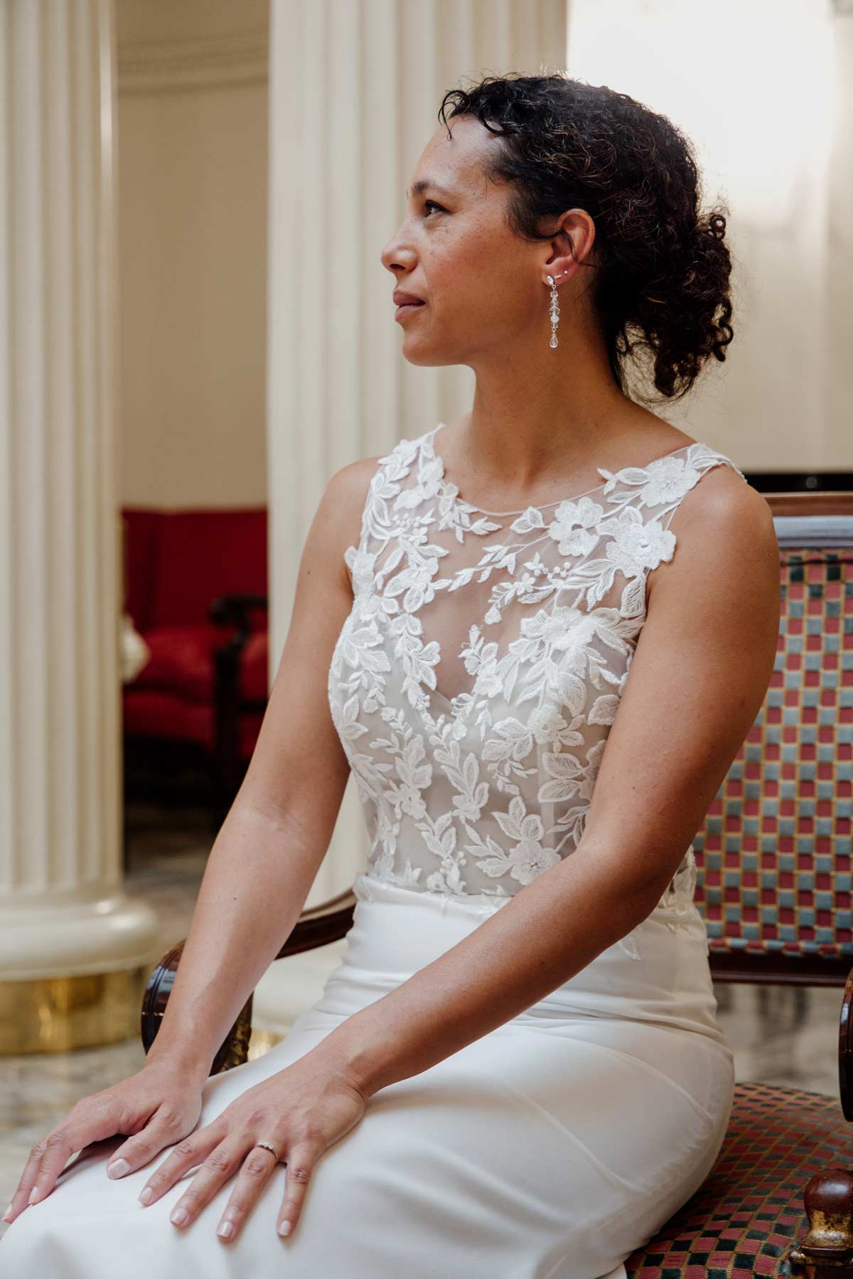 Retrato elegante de una novia sentada en un salón clásico durante su boda, capturado por un fotógrafo de bodas en Bilbao.