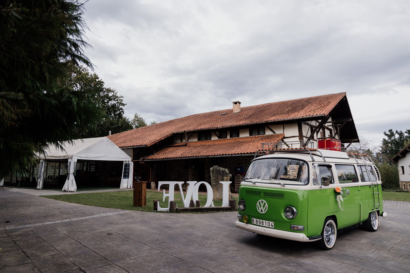 "Furgoneta Volkswagen clásica decorada para boda en un caserío de Bizkaia, fotografía realizada durante una boda."