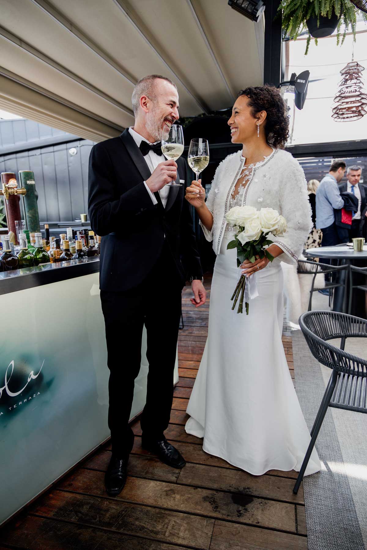Novios brindando durante el cóctel de su boda en el restaurante Yandiola de Bilbao, fotografía realizada por un fotógrafo de bodas en Bilbao.