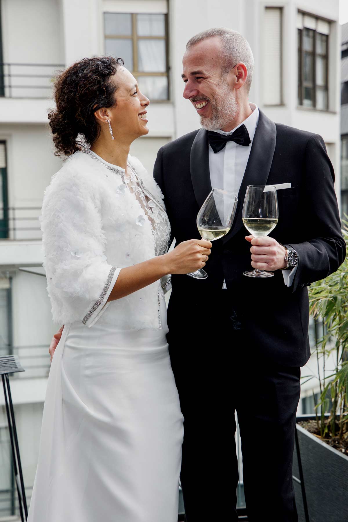 Novios brindando juntos y sonriendo durante su boda, fotografía de boda realizada en Bilbao.