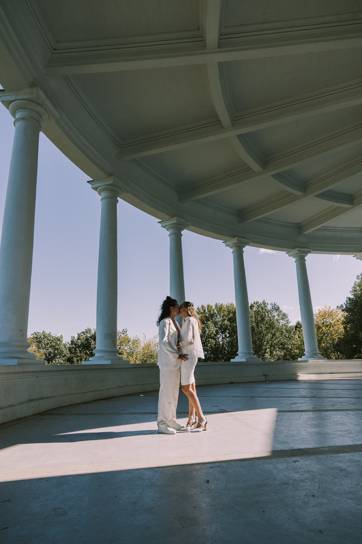 Pareja de novias bajo una estructura arquitectónica durante su sesión de boda, fotografiadas por un fotógrafo de bodas en Bilbao y Bizkaia.