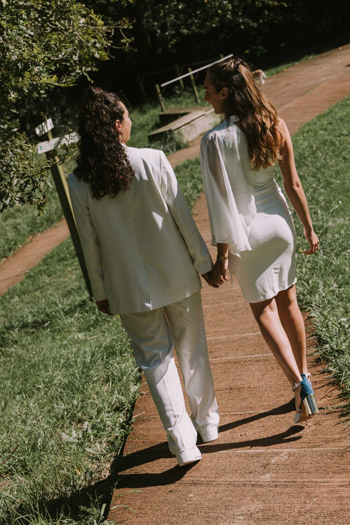 Pareja de novias caminando de la mano durante su sesión de boda en Bilbao, Bizkaia.