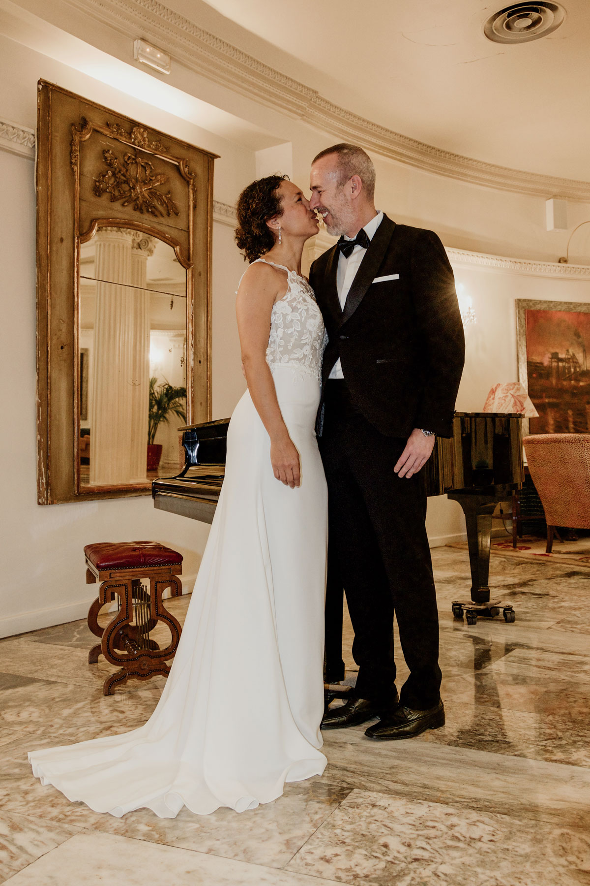 Novios posando en un salón elegante durante su boda, fotografía realizada por un fotógrafo de bodas en Bilbao.