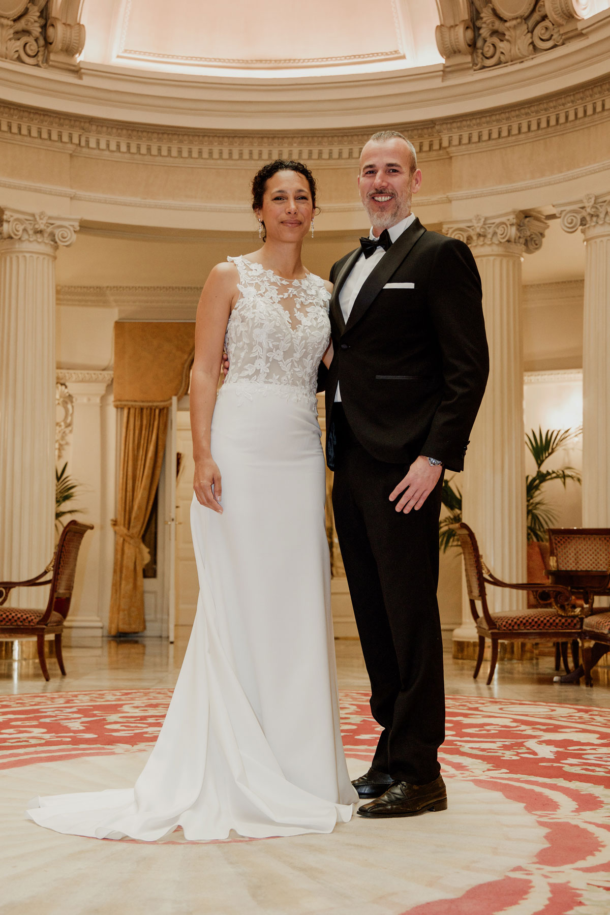 Novios posando en el interior elegante del Hotel Carlton Bilbao, fotografía realizada por un fotógrafo de bodas en Bizkaia.