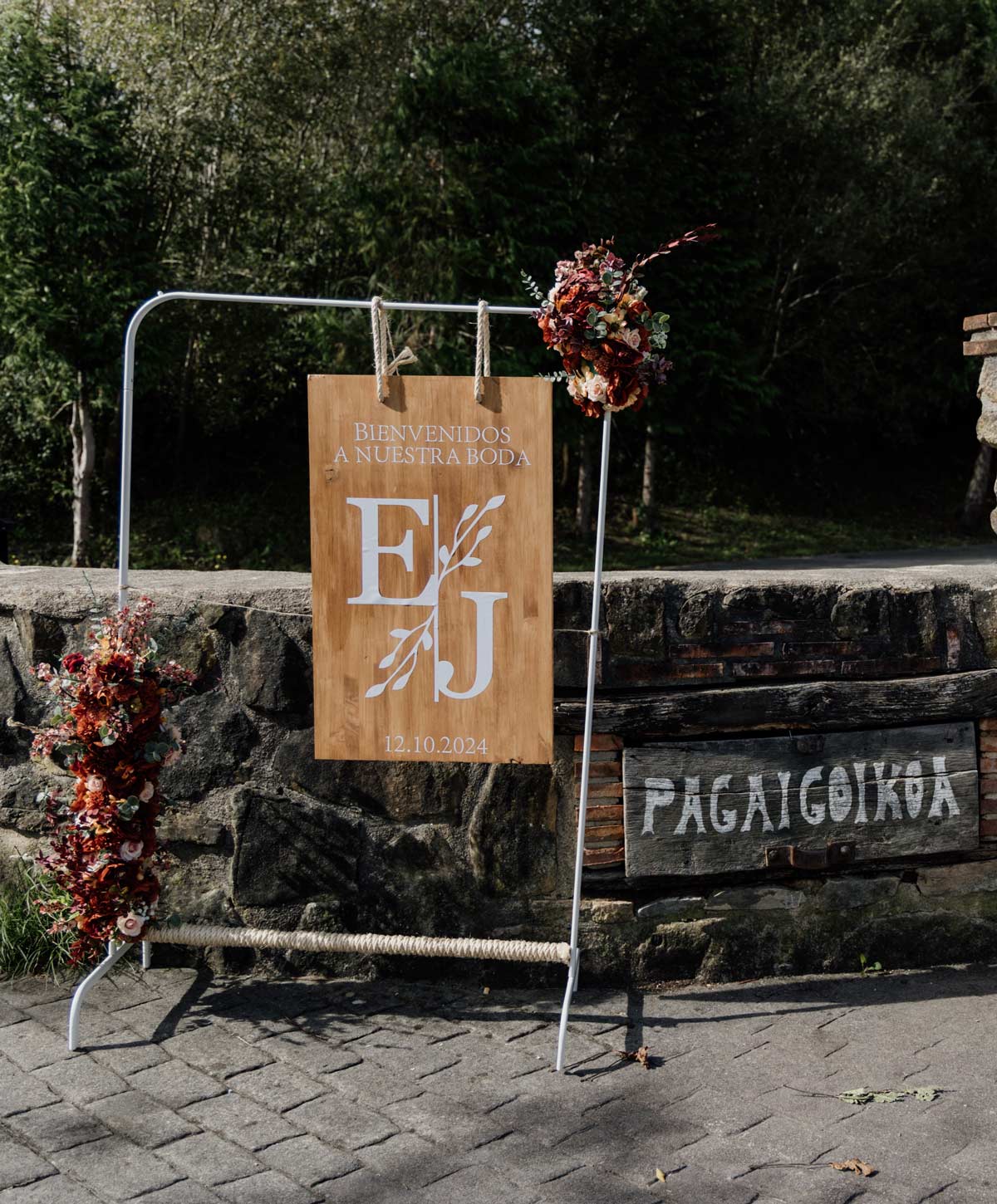 "Cartel de bienvenida a una boda con decoración floral en un caserío del País Vasco, fotografía de detalles de boda en Bizkaia."