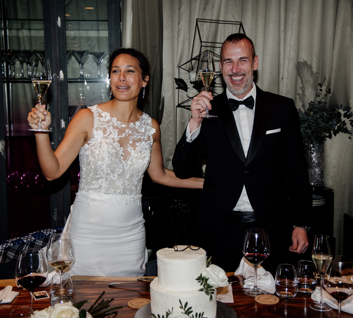 Novios brindando y celebrando durante su banquete de boda en un restaurante de Bilbao, fotografía capturada por un fotógrafo de bodas en Bilbao.