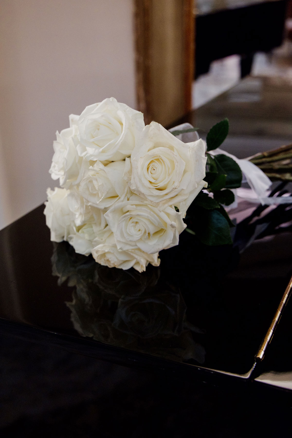 Ramo de rosas blancas de una boda, fotografía de detalle realizada por fotógrafos de bodas en Álava.
