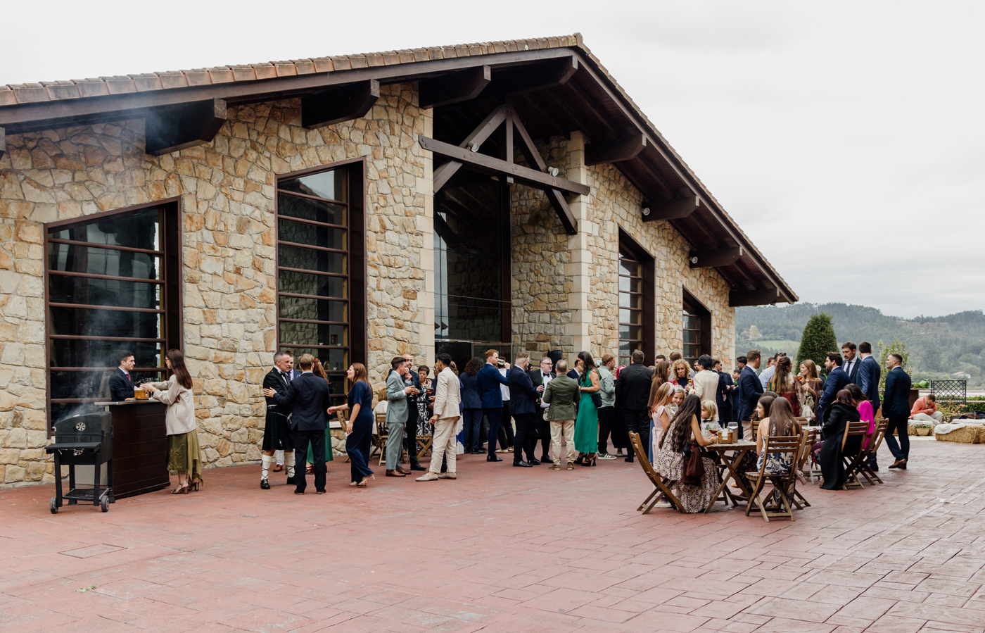 Invitados disfrutando del cóctel en una boda en un caserío de Bizkaia, fotografía profesional de boda.