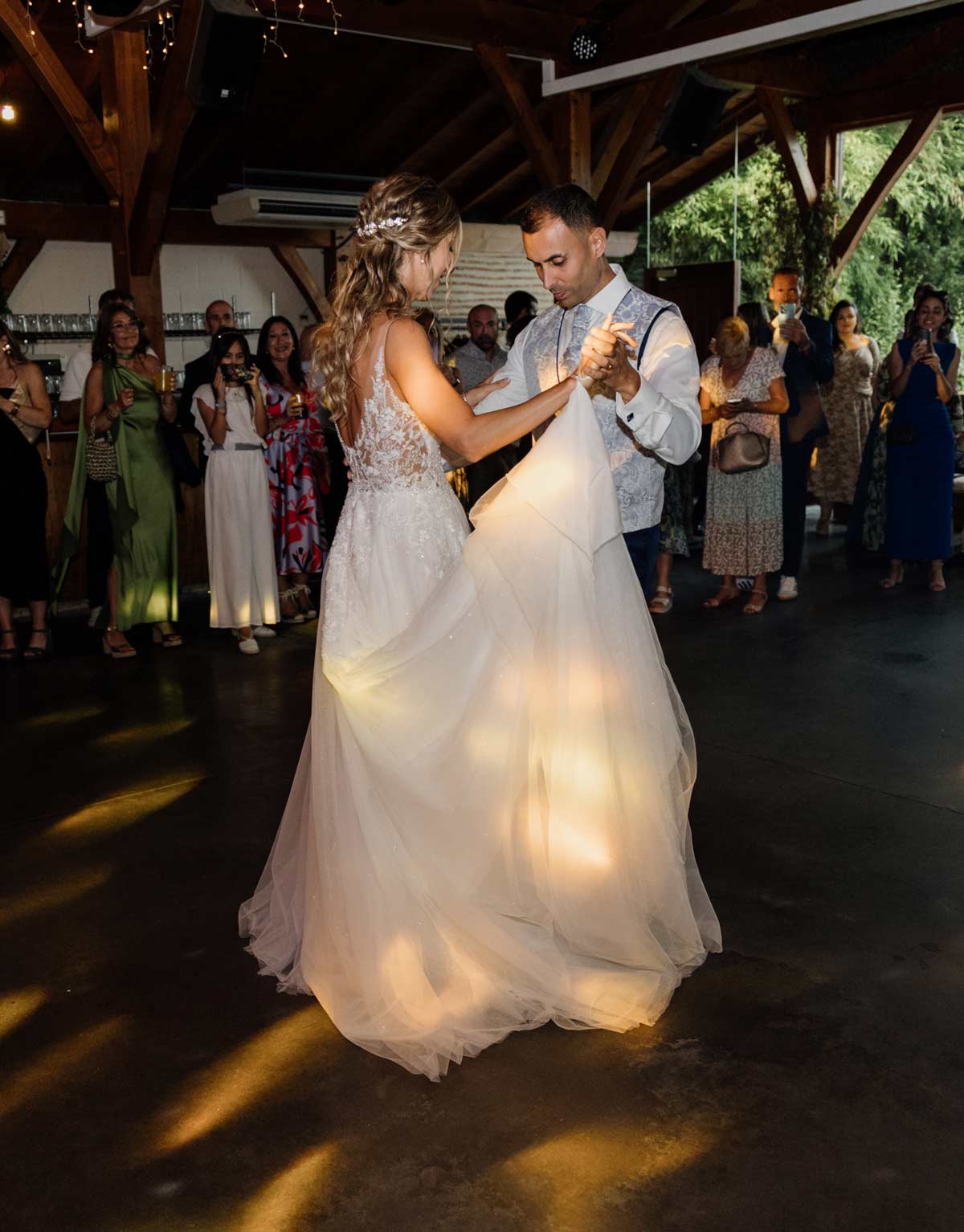 Primer baile de los novios durante su boda en Bilbao, rodeados de invitados.