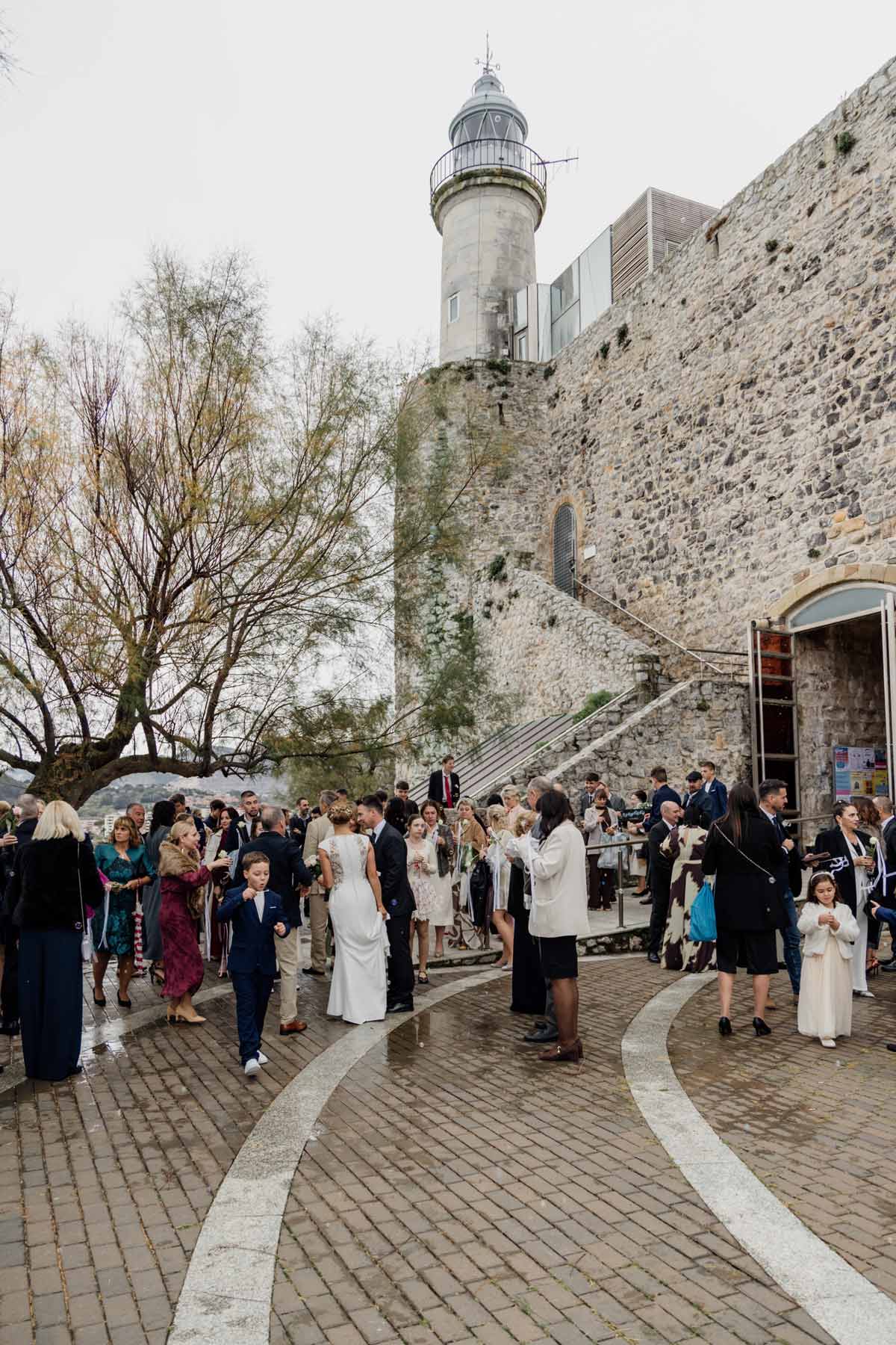 Invitados reunidos en la zona del castillo.faro De Castro Urdiales durante una boda en Cantabria