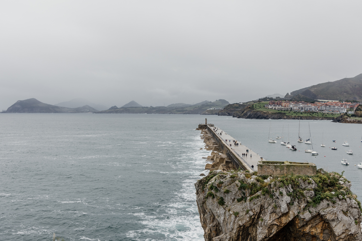 Vista del puerto marítimo De Castro Urdiales en Cantabria, una localización habitual para reportajes de boda junto al mar.
